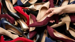 Czółenka znów zyskują na popularności: styliści podpowiadają, z czym je łączyć