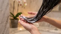 Technika mycia, która chroni końcówki włosów: gdzie jest miejsce na szampon i odżywkę?
