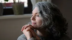 3 błędy, przez które wyglądasz na 10 lat starszą — jak wyglądać młodo po pięćdziesiątce?