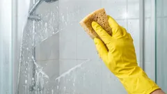 Zawsze męczyłam się z myciem kabiny prysznicowej – ten trik usunął osad w kilka minut