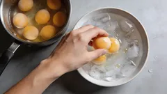 Ten nawyk psuje wszystko: oto dlaczego nie wolno wkładać gorących jajek do zimnej wody
