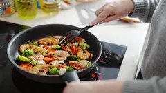 Po co wlewać ocet na patelnię przed smażeniem: stary trik kulinarny