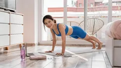 Silne ciało zaczyna się w domu: 5 ćwiczeń, które angażują wszystkie mięśnie naraz