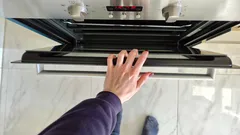 Dlaczego doświadczone gospodynie zostawiają uchylony piekarnik po pieczeniu: trik na oszczędzanie