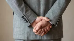 Co oznacza chodzenie z rękami za plecami z perspektywy psychologii – wyjaśnia ekspert