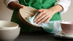 Czy trzeba wycierać naczynia po umyciu? Co się stanie, jeśli zostawisz je mokre