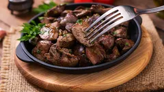 Dodaję tylko szczyptę: sekret idealnie delikatnej wątróbki drobiowej, która rozpływa się w ustach