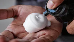 Nie wyrzucaj starej pianki do golenia: może zdziałać cuda na dywanach