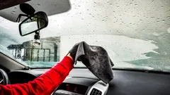 Będzie idealnie czysta i bez smug: czym łatwo umyć przednią szybę auta?