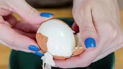 Jak gotować jajka, żeby łatwo się obierały – 3 skuteczne triki