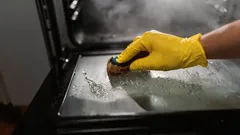 Ten kuchenny produkt doczyści piekarnik lepiej niż drogie środki – szyba będzie jak nowa