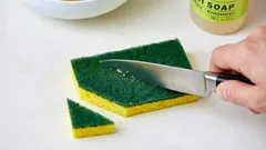 Dlaczego gospodynie odcinają róg gąbki do naczyń: ten trik zna niewielu