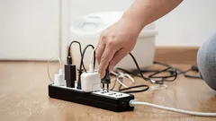 Niepotrzebnie ufasz listwie przeciwprzepięciowej — może być już „przeterminowana”