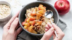 Jak najlepiej jeść owsiankę: dietetyk wskazał najzdrowsze sposoby