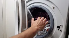 Ten nawyk może zepsuć pralkę: jak mokre pranie wpływa na urządzenie