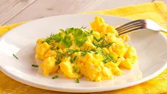 Przygotowanie idealnej jajecznicy jak w restauracji jest proste: oto 6 sekretów