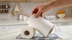 Czego nigdy nie należy wycierać ręcznikami papierowymi? Eksperci wskazali 4 powierzchnie