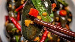 Najdziwniejsza potrawa na świecie: po co ludzie w Chinach jedzą smażone kamienie?