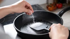 Po co nacierać nową patelnię solą: zabieg, który uchroni przed kłopotami