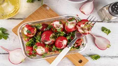 Hit sezonu – przekąska „tłuczona rzodkiewka”: przepis, który zachwyca wszystkich