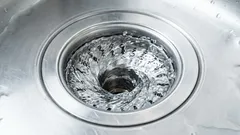 Zapomnij o chemii: sprytny trik hydraulika na udrożnienie zatoru w kilka minut