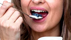 Dietetycy: jak prawidłowo jeść jogurt, aby czerpać z niego maksymalne korzyści