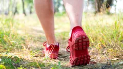 Zapomnij o długich spacerach: to ćwiczenie jest 4 razy skuteczniejsze niż chodzenie