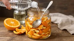 Po co moczyć skórki pomarańczy w occie? Domowy trik o dużych korzyściach