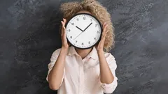 Dlaczego z wiekiem czas leci szybciej? Psychologowie odpowiedzieli na popularne pytanie