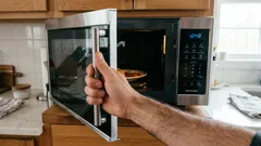 Tych produktów nie wolno wkładać do mikrofalówki — konsekwencje będą nieodwracalne