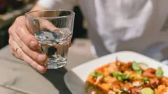 Czy można popijać jedzenie wodą? Dietetyk wyjaśnia, na co to wpływa