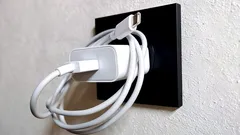 Co się stanie, jeśli zawsze zostawiasz ładowarkę w gniazdku? Elektryk mówi o konsekwencjach